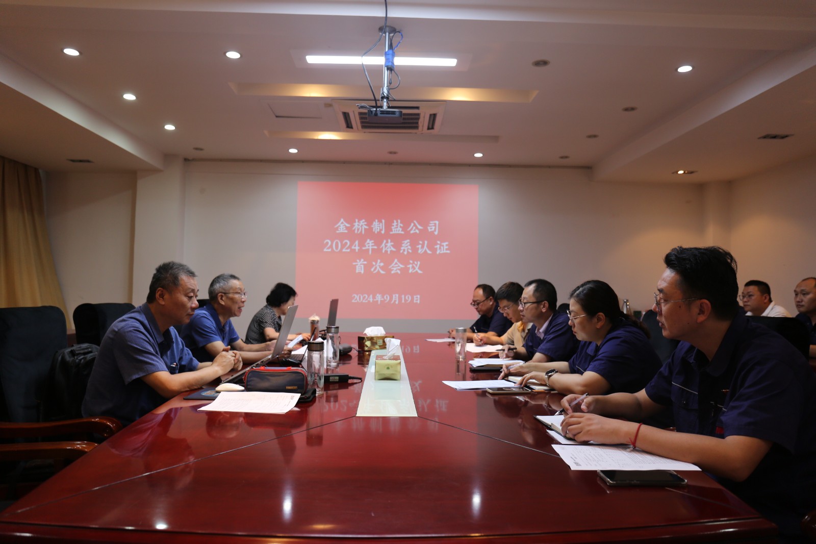近日，金橋制鹽公司通過北京世標(biāo)認(rèn)證中心審核，給予食品安全管理體系、環(huán)境管理體系和職業(yè)健康安全管理體系認(rèn)證“保持認(rèn)證資格”的監(jiān)督審核結(jié)論，給予質(zhì)量管理體系認(rèn)證“再次注冊”的再認(rèn)證審核結(jié)論。通過審核，是對公司精細(xì)化管理成果的檢驗(yàn)，促進(jìn)公司內(nèi)控管理水平持續(xù)提升。（李曉月）