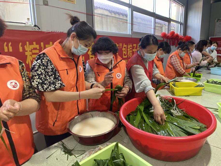 青口供電所黨支部聯(lián)合生產(chǎn)生活服務(wù)中心分會、黃沙坨社區(qū)，共同舉辦“悠悠艾草香 濃濃端午情”系列活動。.png